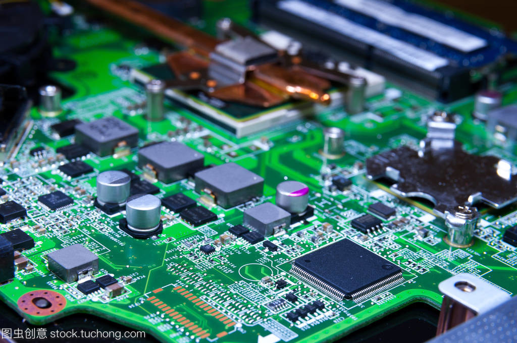 微观世界中的智慧结晶 电路板特写下的精密艺术